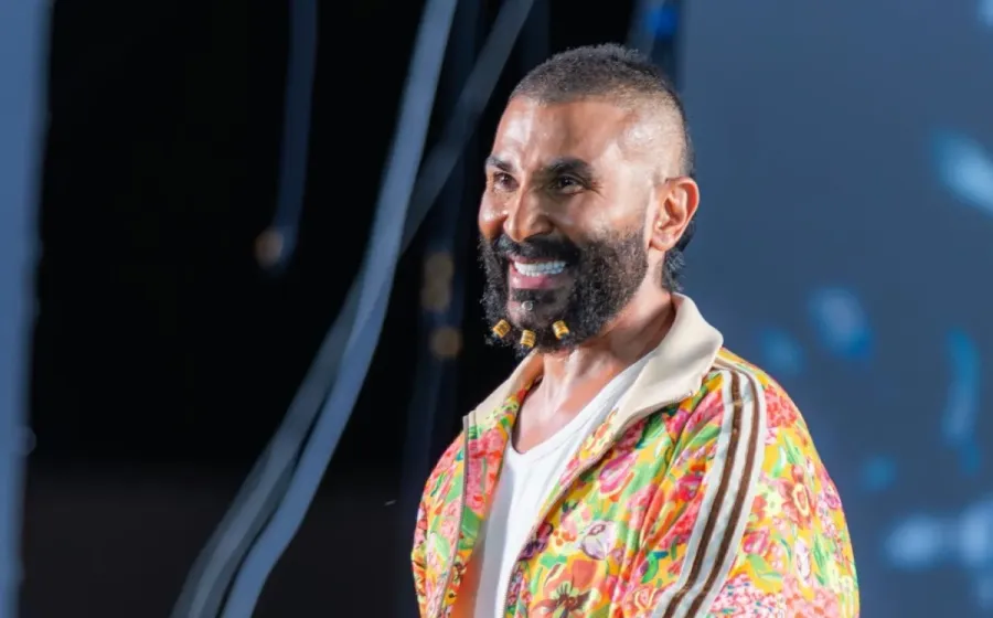 أحمد سعد يرد على الانتقادات: الناس بتحب الغريب.. ولو كنت طبيعي ماكنتش هبقى موجود